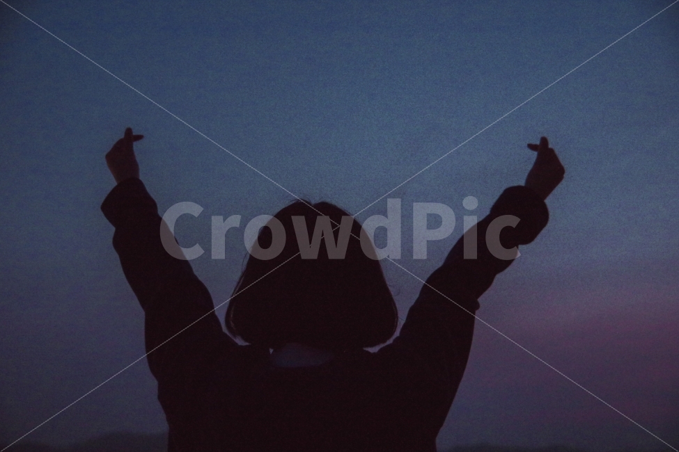 손하트,하트,저녁,역광,해질녘,뒷모습,단발,야경,밤,풍경,nightscape,night,landscape,사람,인물,인간,human,person,손,제스처,표시,손짓,표현,gesture,hand,sign,expression,여성,여자,woman,female,lady,감정표현,기분,feeling,emotion,인물실루엣,사람실루엣,character silhouette,human silhouette