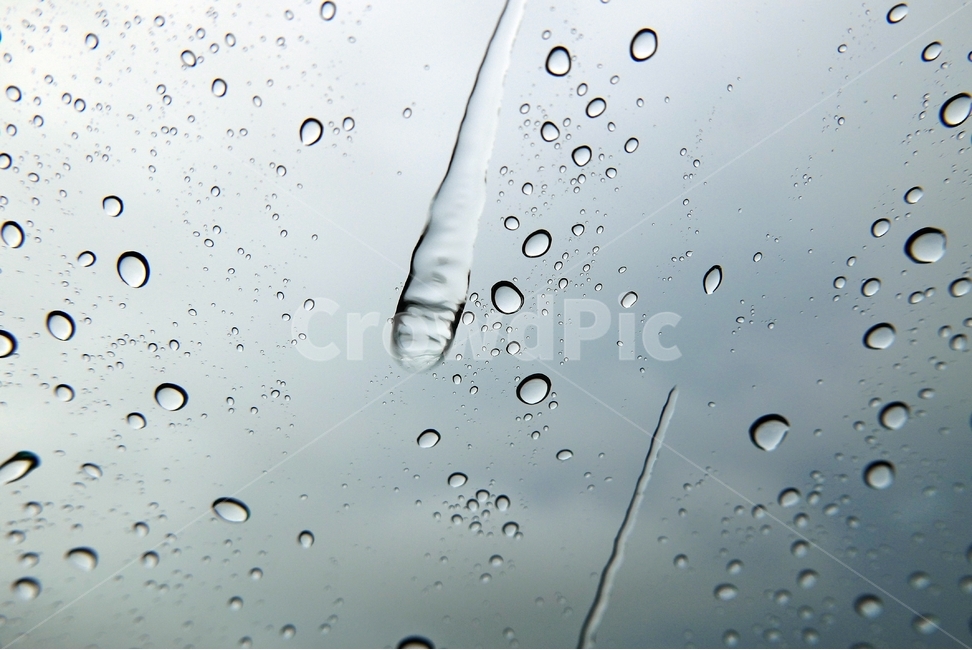 비,빗방울,물방울,빗물,유리,background,rain,바탕,배경,백그라운드,봄비,이슬비,보슬비,장마,흐림,흐린날,유리창,유리표면,바깥,회색,축축한,촉촉,패턴,질감,감성적,감성,생각,비오는날,방울방울,맺히다,흘러내리다,반투명,투명,습기,자연,한방울,나무,하늘,구름,차창,실내,추상적,비,비오는날,rain,rainy