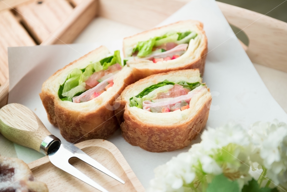 샌드위치,간식,음식,쿠키,디저트,후식,요리,식사,쟁반,테이블,연출,사물,꽃,흰꽃,흰색,포크,brown,음식,식재료,요리,food,cook,meal,dishes,food reserves,빵,bread,아침식사,조식,브런치,breakfast,brunch,디저트,간식,후식,dessert,snack,연출,컨셉,콘셉,direction,concept