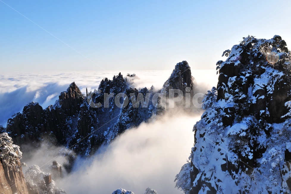 nature,자연,weather,날씨,outdoors,옥외,mountain,산,mountainrange,산맥,ice,빙,peak,피크,중국,황산,중국황산,황산설경,운해,설산,설경,바위산,절벽,중국비경,상고대,경치,경관,풍경,비경,명산,정상,골짜기,기암,기암괴석
