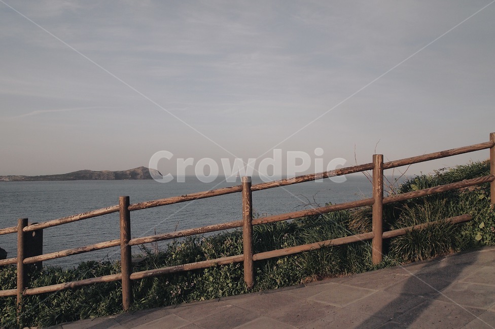 바다,풍경,자연,울타리,하늘,고요한,잔잔한,감성,아름다운,제주도,자연,풍경,nature,landscape,한국자연풍경,한국자연경관,korea nature landscape,제주도,jeju,jeju island,banister,난간,handrail,railing