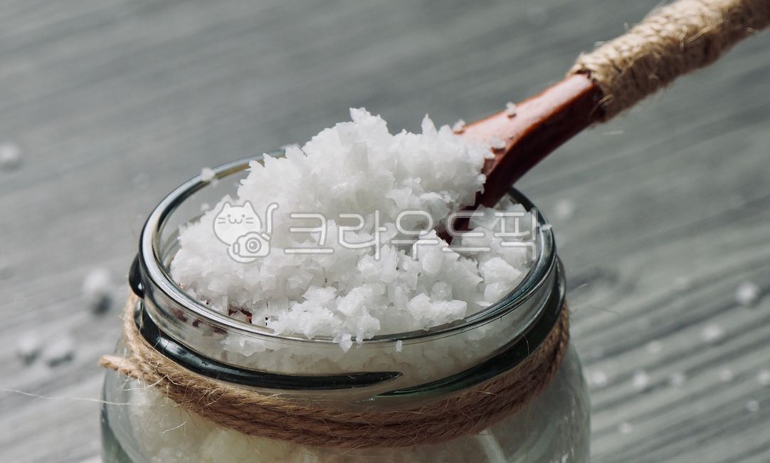 유리,유리용기,소금,자연소금,음식,음식재료,배경,유기농소금,salt,naturalsalt,food,foodingredients,background,organicsalt,숟가락,나무숟가락,흰색,spoon,woodenspoon,white,음식,식재료,요리,food,cook,meal,dishes,food reserves