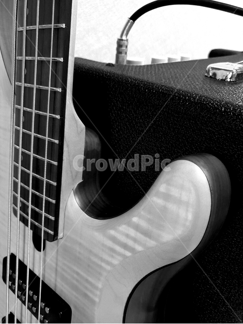 베이스기타,앰프,밴드,기타,bassguitar,music,instrument,electric,band,isolated,guitar,rock,string,musical,white,sound,strings,black,electricguitar,wood,jazz,blues,metal,acoustic,art,musicalinstrument,object,bass,fretboard,wooden,amplifier,amp,흑백,모노톤,monochrome,black and white,사물,물건,오브젝트,thing,object,matter,악기,음향기기,musical instrument,musical equipment