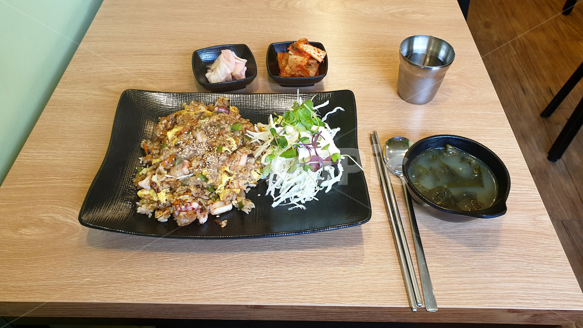 해물볶음밥,볶음밥,한식,음식요리,볶음밥과반찬