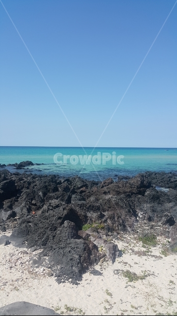 제주도바다,제주도해수욕장,에메랄드바다,에메랄드빛바다,현무암,바다,해수욕장,모래,해초,수평선,파도,맑은하늘