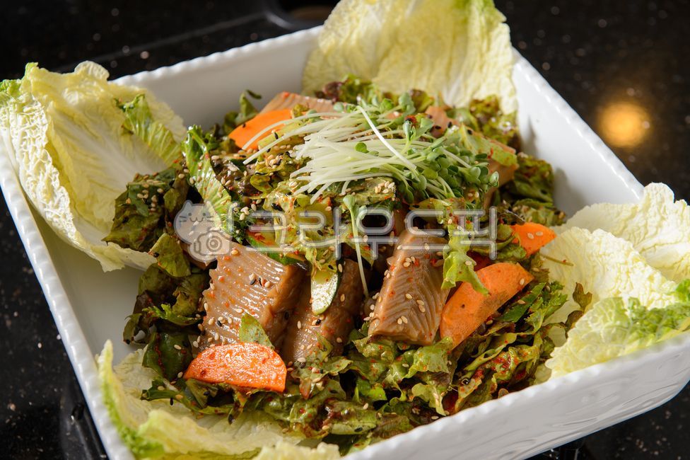 Acorn jelly,acorn jelly salad,vegetables,Korean cuisine,health,side dish,tradition,vegan,sesame oil,soy sauce,cucumber,lettuce,carrot,green onion,red pepper powder