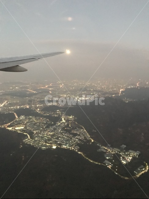 비행기,비행기밖,도시,상공,하늘,plane,airplane,city,dusk,해질녘