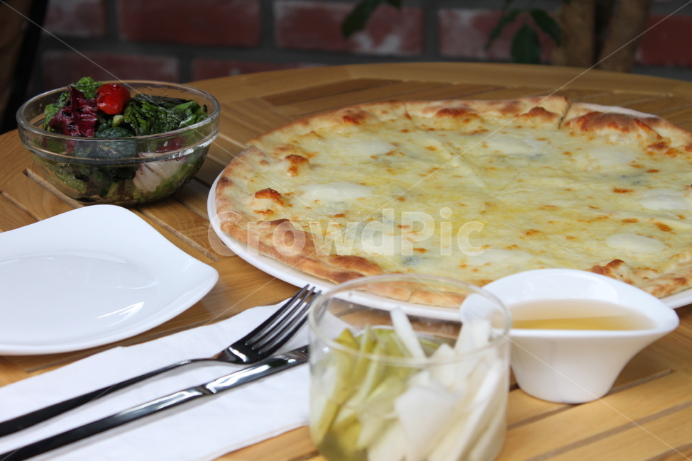 고르곤졸라,고르곤졸라피자,피자,레스토랑,음식,음식점,맛집,요리,꿀,샐러드,포크,나이프,도우,화덕,gorgonzola,gorgonzolapizza,pizza,restaurant,honey,salad,fork,knife,음식,식재료,요리,food,cook,meal,dishes,food reserves,양식,서양음식,서양요리,western food,western dishes,western meal,western cook