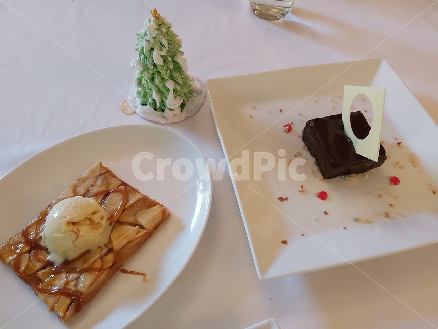 음식,요리,food,dish,프랑스식,프렌치,프렌취,french,디저트,dessert,크레페,아이스크림,초콜렛,초콜릿,chocolate,흰테이블,흰접시,흰색,하얀색,디저트,간식,후식,dessert,snack