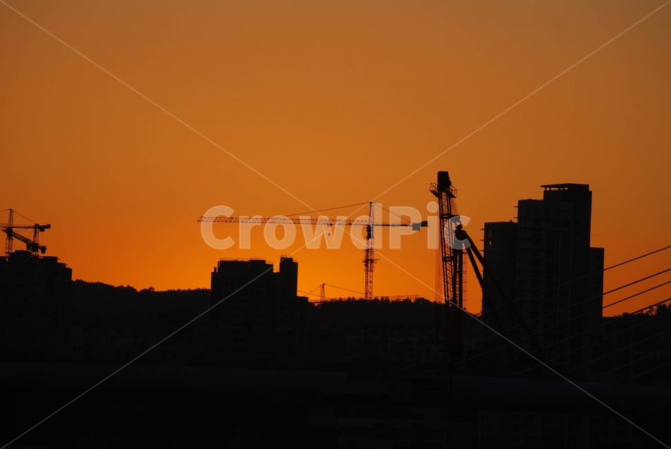 아파트,건축,노을,석양,저녁,신도시,건설,크레인,해진후,도시,풍경,city,landscape,실루엣,그림자,silhouette,shadow,산업,industry,industrial,건설업,건축업,construction industry,construction crane,건설 크레인