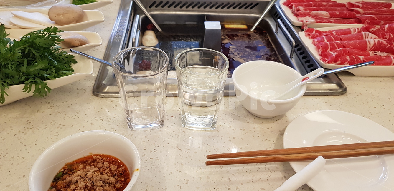 훠궈,샤브샤브,국물,양념장,식탁,테이블,찬,물컵,식사전,식전,컵,cup,고기,음식,식당,테이블셋팅,테이블세팅,음식,식재료,요리,food,cook,meal,dishes,food reserves