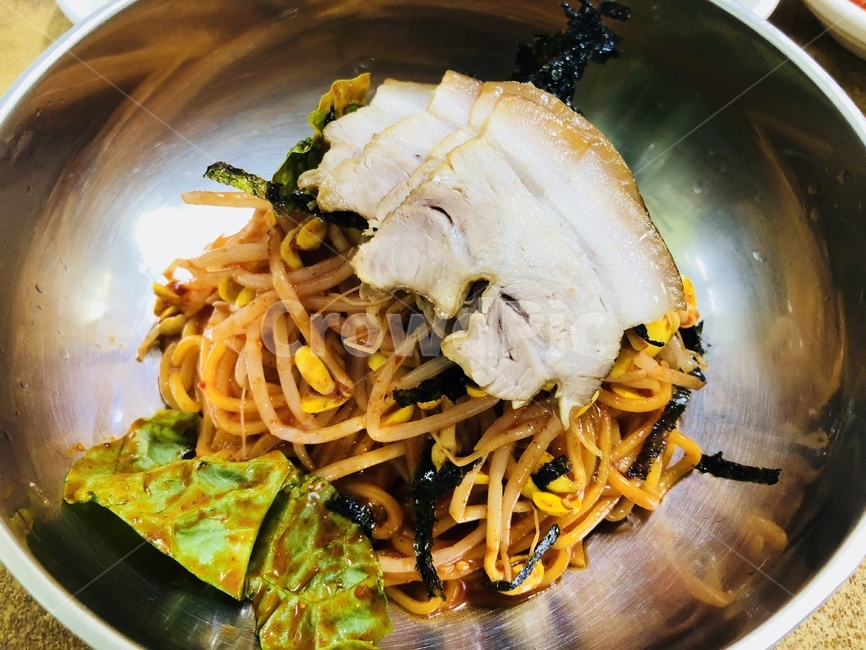 고기비빔국수,돼지고기,고기국수,수육,비빔국수,콩나물,상추,김가루,점심,식사,술안주,매콤,음식,식재료,요리,food,cook,meal,dishes,food reserves,면류,면요리,noodles