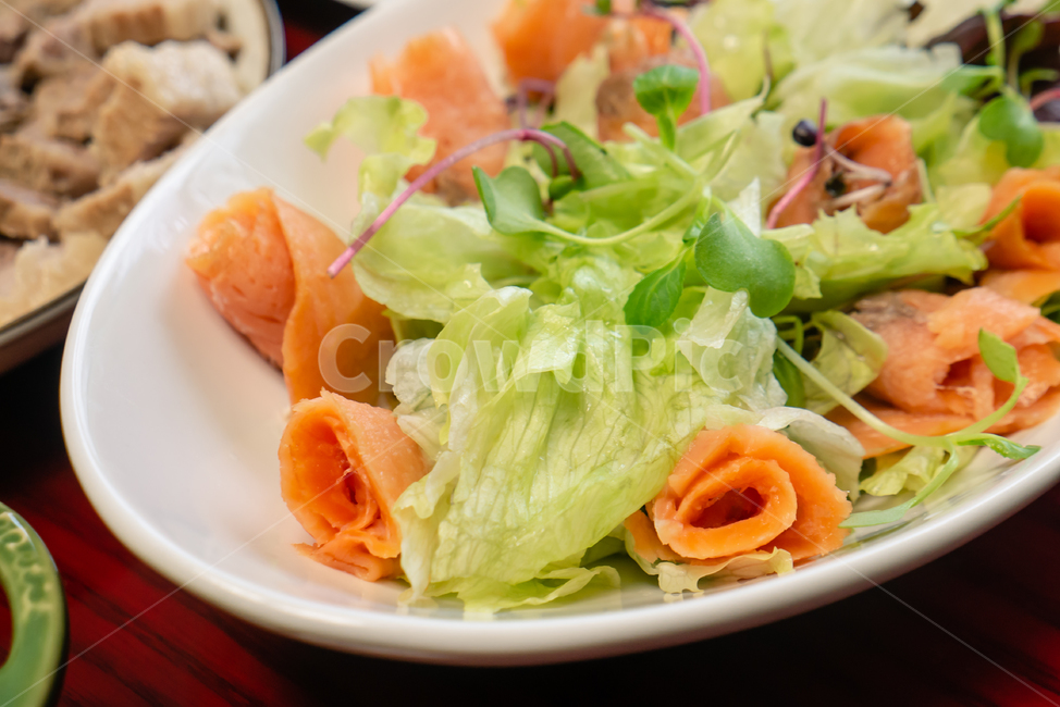 연어,샐러드,연어샐러드,신선한,fresh,salmon,흰색그릇,건강,헬스웨어,헬스케어,healthware,health care,음식,식재료,요리,food,cook,meal,dishes,food reserves