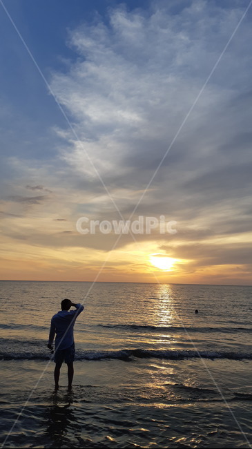 태양,석양,하늘,바다,남자,한명,고독,쓸쓸,해변,바다,beach,sea,사람,인물,인간,human,person,인물실루엣,사람실루엣,character silhouette,human silhouette,여행,휴가,traveling,vacation,trip,nature,자연,outdoors,옥외