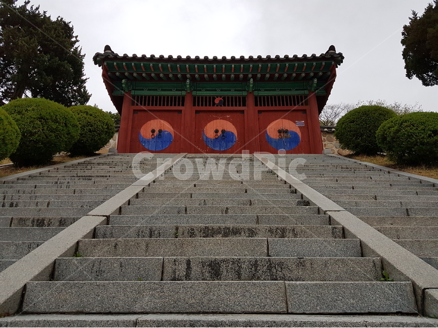 향교,한옥,한국적인,전통,태극,계단,한국,대한민국,문양,붉은,기와,조선,지방,교육,기관,관학,배경,컨셉,학교,인성,배움,한국전통,한국문화,korean traditional,korean culture,건축물,건물외관,exterior,building,structure,architecture,construction,교육,학교,공부,education,learning,study,school