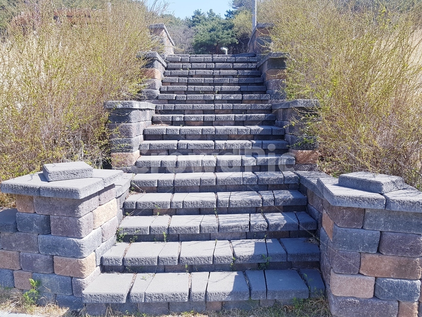 돌계단,봄,벽돌,조형물,빨강벽돌,돌길,산책로,벽돌길,잔디,풀,새싹,꽃,약수터,공원,화단,나무,건축물,건물외관,exterior,building,structure,architecture,construction