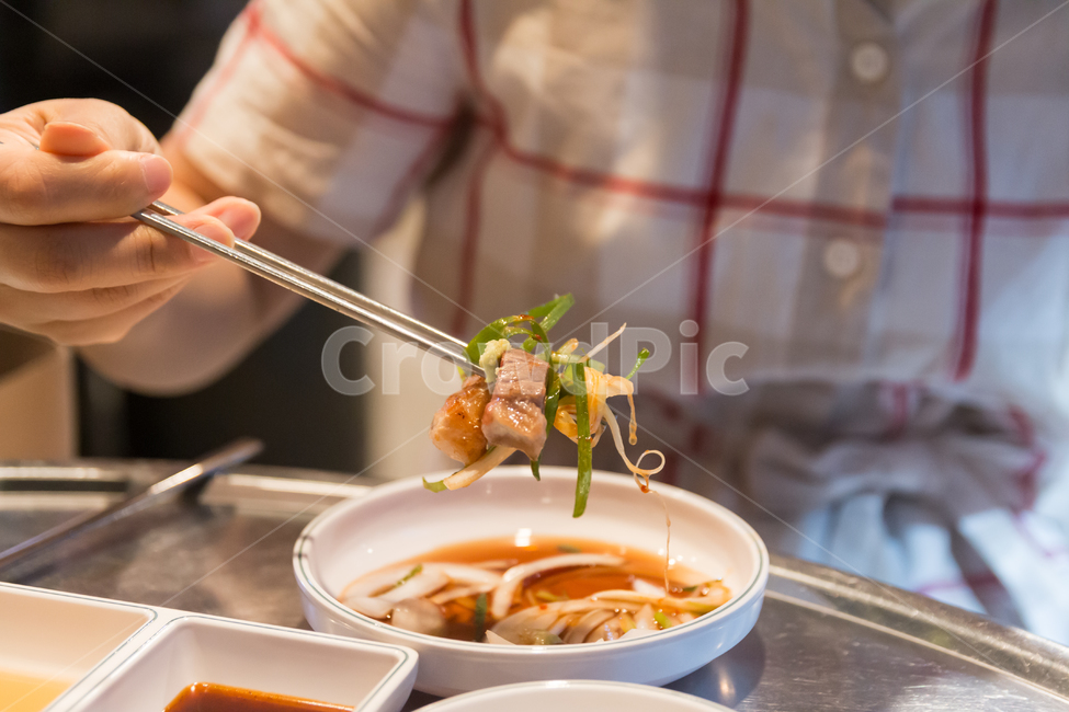 음식,오브젝트,삼겹살,가위,돼지고기,불판,오겹살,구이,음식점,삼겹살집,고기,살코기,자르기,요리,손,집게,맛집,된장국,된장찌개,찌개,맛있는,외식,상차림,반찬,소스,파채,파무침,젓가락