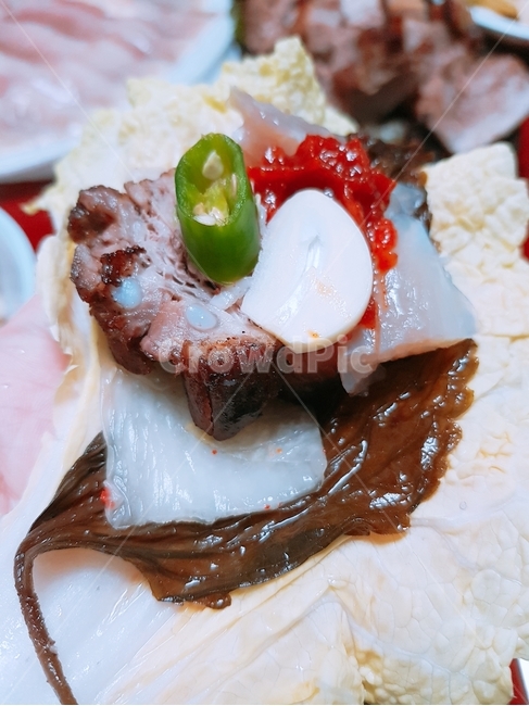 음식,점심,저녁,보쌈,쌈,수육,돼지수육,한입,배추쌈,고추,마늘,한쌈,복날