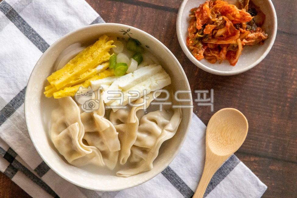 dumpling,rice cake,Korean food,dumpling soup,food,tteokguk,Rice cake and dumpling soup,new year