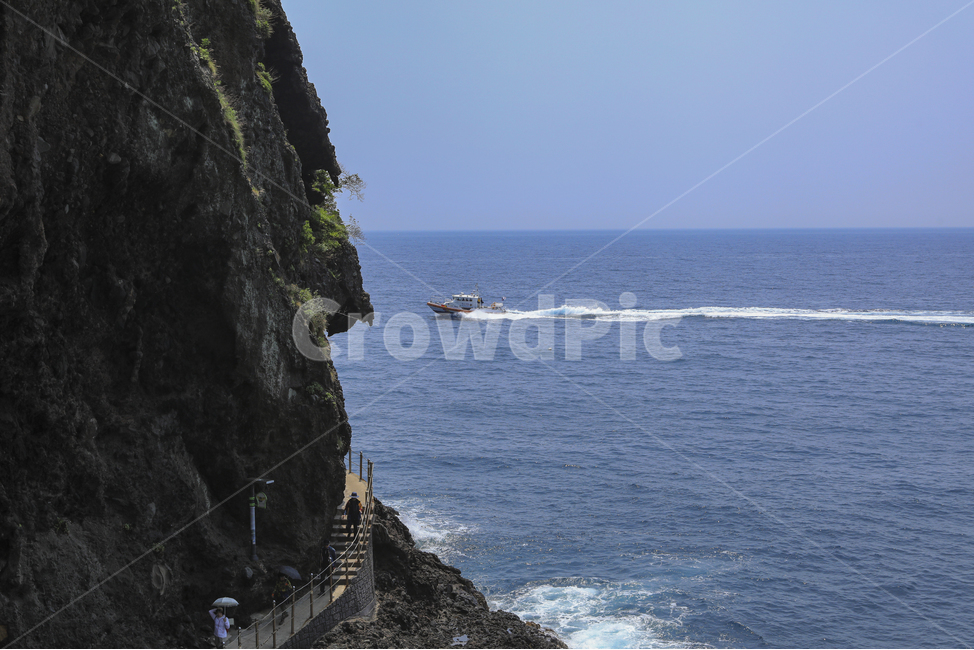 바다,바위,보트,하늘,파란,깨끗한,신비한,sea,shoreline,coast,cliff,boat,자연,풍경,nature,landscape