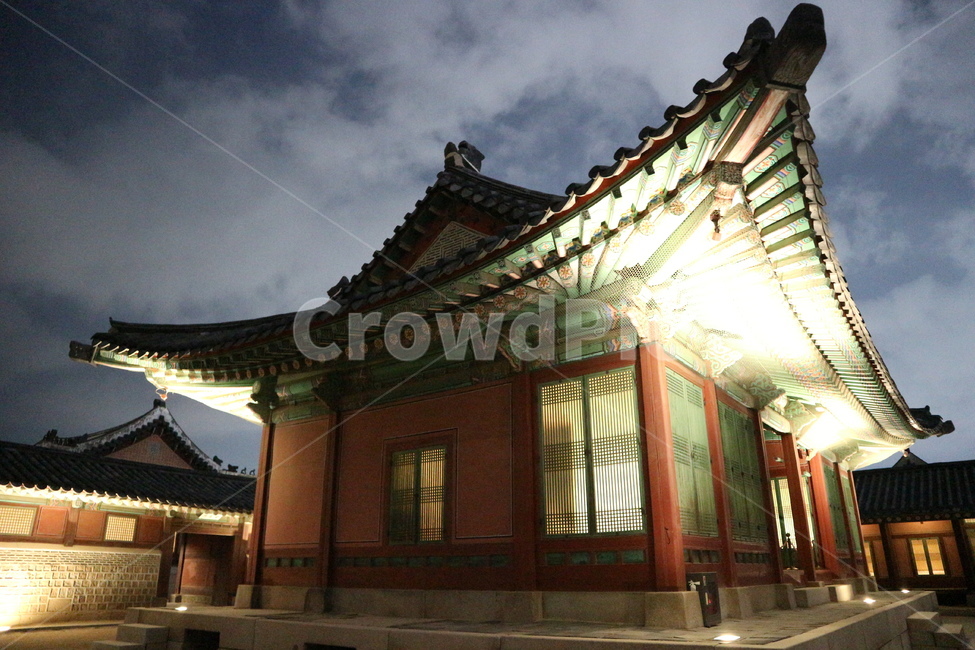 경복궁,경복궁야간개장,광화문,문화재,궁궐,랜드마크,한국의랜드마크,대한민국역사박물관,한국문화,한국전통,역사,궁,서울,서울밤,야경,서울야경,기와,건축,건축물,건물,한국적,한국역사,조명,전통,전통적인,전통무늬,처마,왕,왕비,왕족,근현대사,문화,명성황후,고종,근정전,어도,조정,을미사변,웅장한,궁녀,koreantraditional,korean,seoul,nightview,night,gyeongbokgung,palace,culturalheritage,landmark,gwanghwamun,tradition
