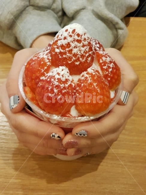 딸기,계절과일,겨울,카페,눈,데이트,음식,식재료,요리,food,cook,meal,dishes,food reserves,과일,열매,fruit,채소,야채,vegetables,디저트,간식,후식,dessert,snack