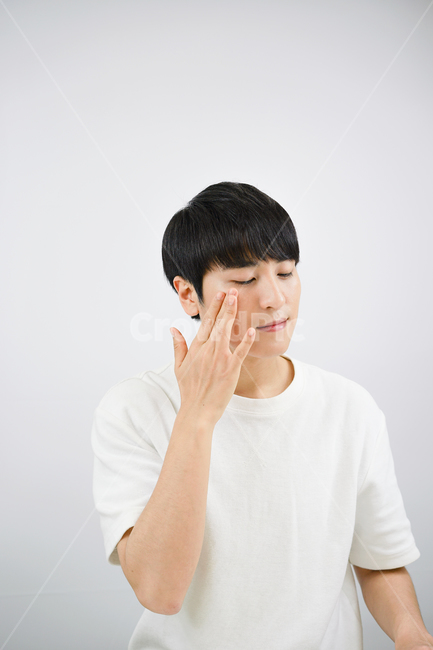 남자,뷰티,스킨케어,피부관리,화장품,로션,beauty,skincare,cosmetic,남성,lotion,그루밍족,피부,사람,인물,인간,human,person,남성,남자,man,male,뷰티,미용,beauty treatment