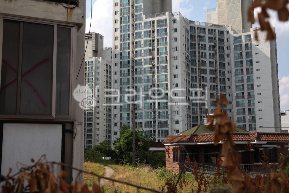 아파트,부영아파트,동네,풍경,landscape,structure,오래된집,폐가,벽돌,폐건물,붕괴,차가움,건축물건물외관,building,highrise,고층건물,urban,city,도시