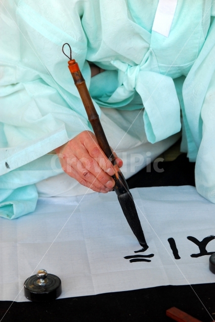 붓,글씨,붓글씨,한복,손,사람,양반,전통,한국,한국전통,글자,쓰다,한글,종이,한지,한국전통,한국문화,korean traditional,korean culture,한복,한국전통의상,hanbok,korean traditional clothes,사람,인물,인간,human,person,신체일부,몸,body,손,제스처,표시,손짓,표현,gesture,hand,sign,expression,예술,art