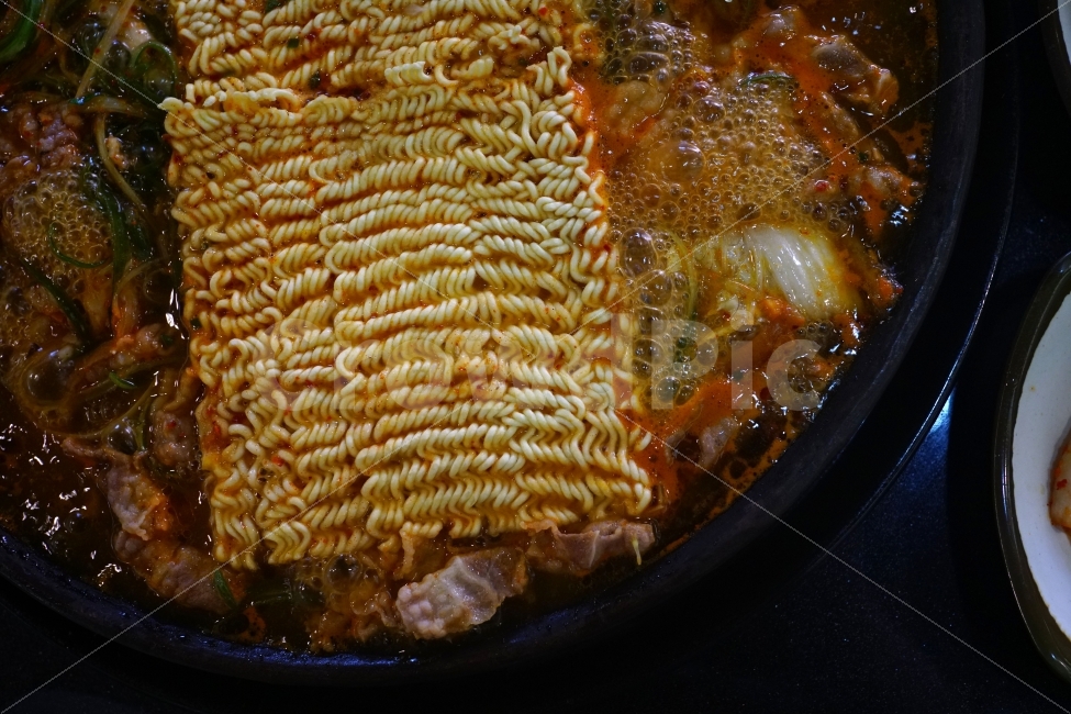 부대찌개,요리,라면,면발,국물,국자,보글보글,레시피,한국요리,맛집,식당,음식,식사,가스,냄비,cook,야채,끓이기,끓음,뜨거운,뜨겁다,끓임,음식,식재료,요리,food,cook,meal,dishes,food reserves,면류,면요리,noodles,한식,한국음식,한국요리,korean food,korean dishes,korean meal,korean cook