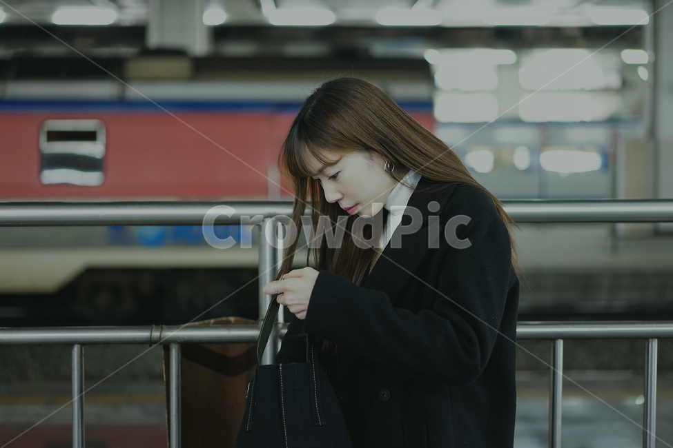 여성,여자,지하철,전철,기차,플랫폼,교통,대중교통,기다림,지하철역,사람,인물,인간,human,person,여성,여자,woman,female,lady,교통,교통수단,traffic,transportation