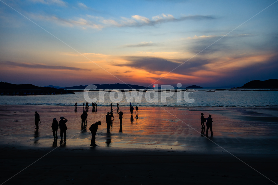 바닷가,일몰,노을,바다,청산도,인물실루엣,사람실루엣,character silhouette,human silhouette,human,인간,person,사람,water,물,nature,자연,outdoors,옥외,sea,ocean,대양