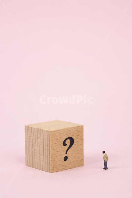물음표,비즈니스,금융,비즈니스맨,고민,배경,아이디어,컨셉,표시,방법,갈등,진로,미래,결정,성공,실패,기로,오브젝트,도전,크리에이티브,디자인,큐브,나무,글자,퀘스천마크,박스,네모,사각형,남자,궁금증,생각,미니어처,피규어,핑크,분홍색,우드,질문,기호,마크,백그라운드,연출,컨셉,콘셉,direction,concept