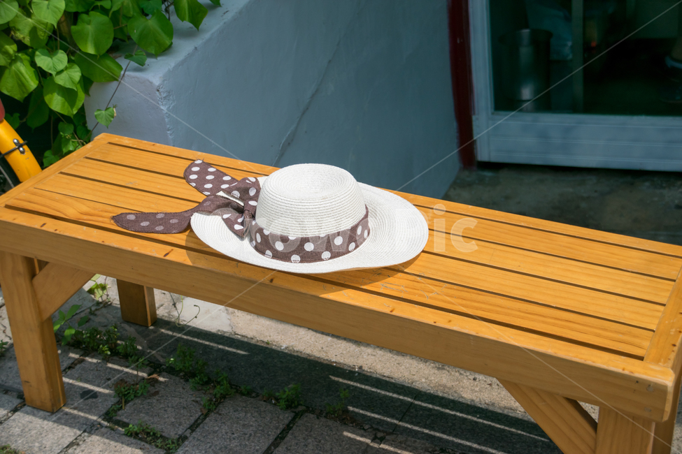 의자,모자,사물,chair,cap,object,패션스타일,의상,fashion,style,휴식,힐링,rest,relaxation,healing