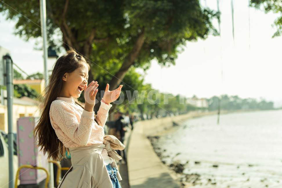 소녀,웃음,함박웃음,긴머리,콜로안빌리지,해안가,인물사진,마카오,사람,인물,인간,human,person,얼굴표정,facial expression,face,어린이,어린아이,child,children,kid,감정표현,기분,feeling,emotion