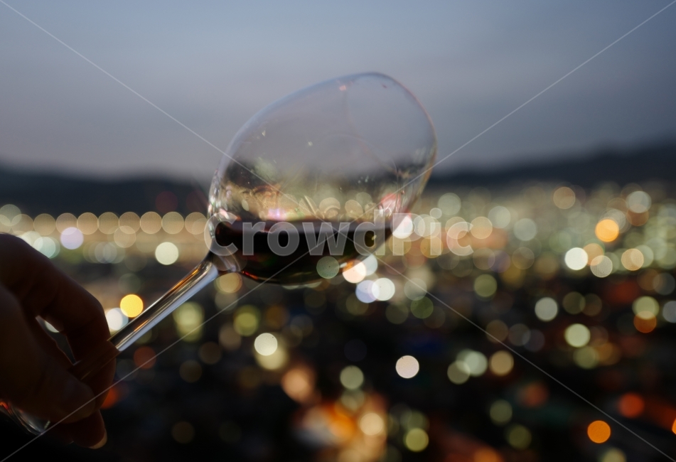 와인,야경,와인잔,밤,술,보케,야경,밤,풍경,nightscape,night,landscape,도시,city,술,주류,alcohol,감성,sensible,feeling,drink,음주,wine,포도주,beverage,마실 것,알코올,glass,유리,red wine,적포도주