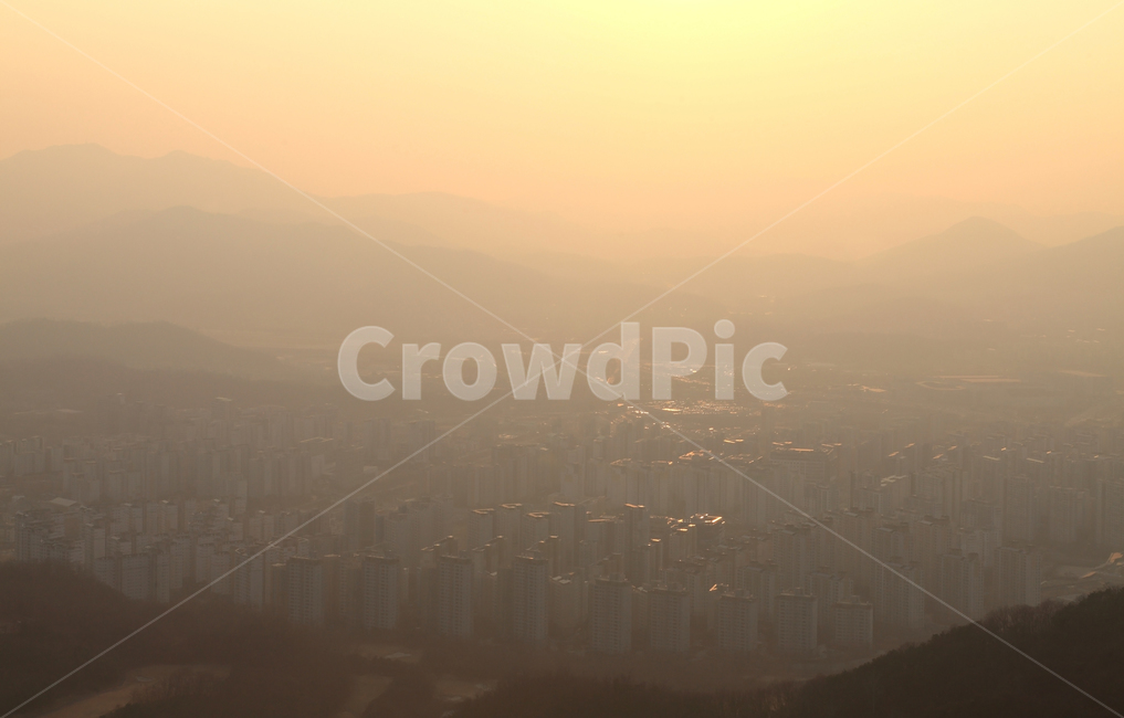 미세먼지,스모그,황사,환경오염,환경,오염,대기,대기오염,공기,공기오염,공해,안개,미세,먼지,초미세,초미세먼지,날씨,대기질,하늘,배경,백그라운드,도시,도심,아파트,아파트단지,단지,주택,주택가,집,빌딩,부동산,풍경,도시풍경,건강,환경문제,뿌연,뿌연날씨,뿌연날,답답한,사회문제,사회,문제,호흡,중금속,비상,생활,중국발,빛,햇빛,한국,도시,풍경,city,landscape,한국도시풍경,한국도시경관,korea cityscape,nature,자연