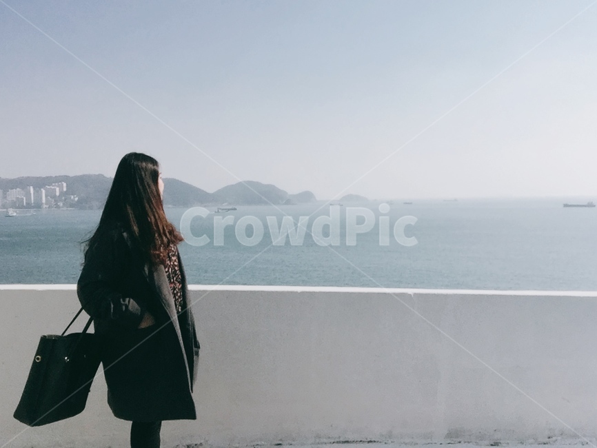 clothing,코트,coat,외투,여자,사람,인간,바다,풍경,가방,사람,인물,인간,human,person,여성,여자,woman,female,lady