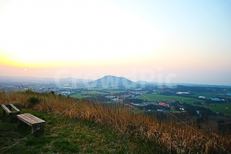 제주도,jeju,여행,travel,하늘,sky,풍경,제주,오름,정물오름,산,산책,벤치,일몰,해,석양,자연,풍경,nature,landscape,제주도,jeju,jeju island,outdoors,옥외