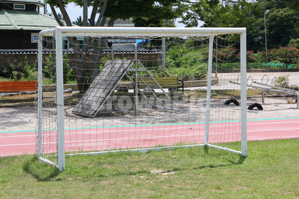 골대,골,그물,기둥,축구,축구용품,놀이터,학교,운동장,잔디,잔디밭,축구장,트렉,놀이공원,놀이동산,놀이터,amusement park,playground