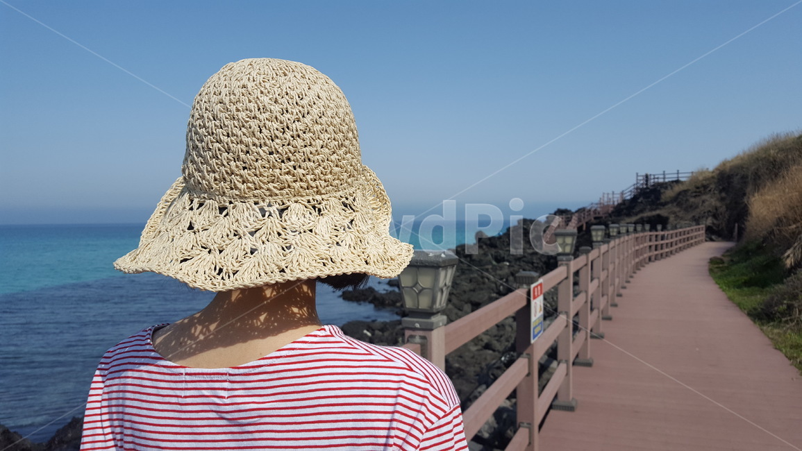 바다,산책,여행,모자,나들이,산책로,햇살,ocean,marine,walk,travel,hat,picnic,trail,감성,감성사진,컨셉,느낌,평화로움,한적함,뒷모습,해변,해변가,beach,seaside