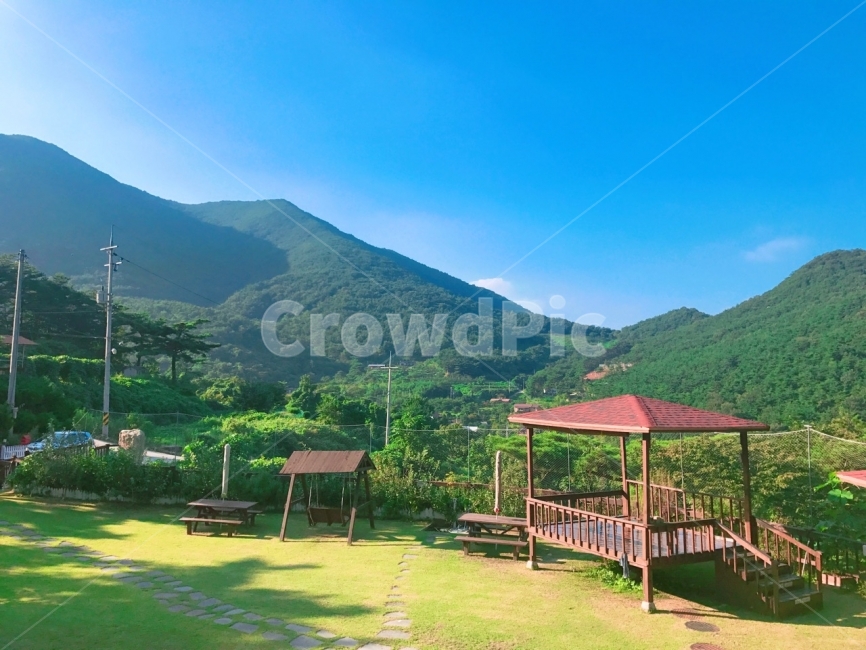 여름,평상,잔디,하늘,산,하늘색,초록,그네,정원,마당,맑음,summer,grass,sky,mountain,garden,swing,bench,자연,풍경,nature,landscape,한국자연풍경,한국자연경관,korea nature landscape