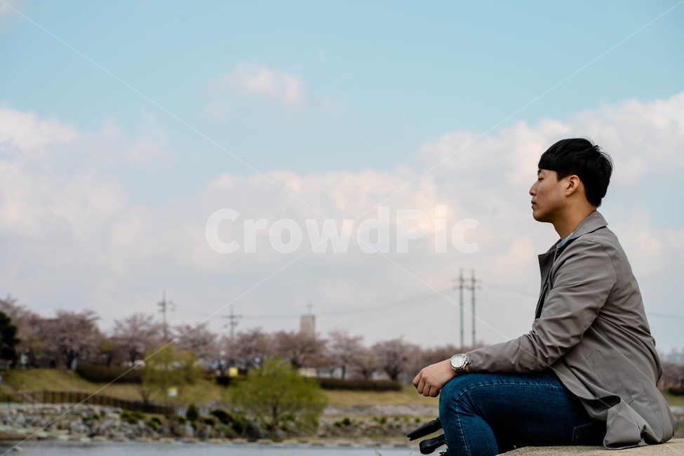 뚝방길,하늘,벚꽃,맑은날씨,풍경,나무,감성,감성사진,분위기,구름,남자,혼자,솔로,사람,인물,인간,human,person,남성,남자,man,male,고독함,외로움,쓸쓸함,우울함,슬픔,lonely,solitary
