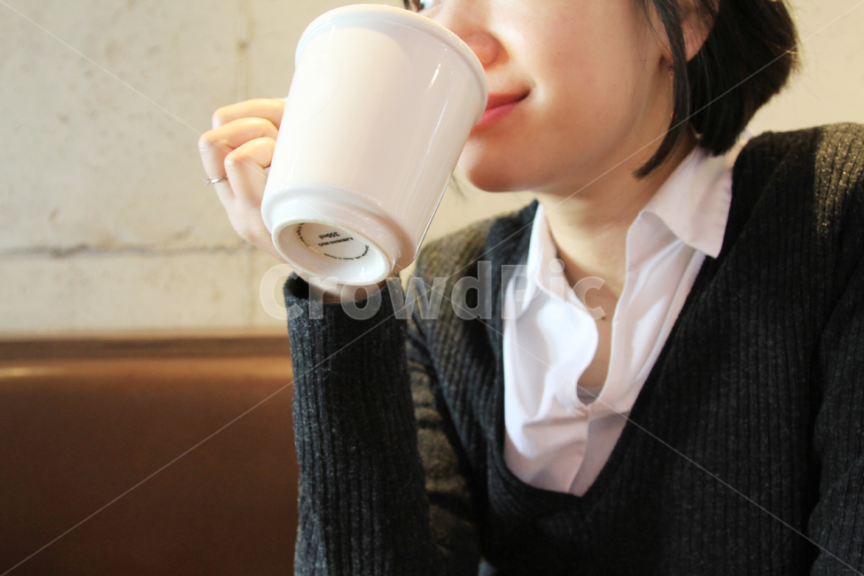 커피,여유,휴식,컵,여자,미소,단발,사람,인물,인간,human,person,신체일부,몸,body,여성,여자,woman,female,lady,커피,카페,coffee,cafe