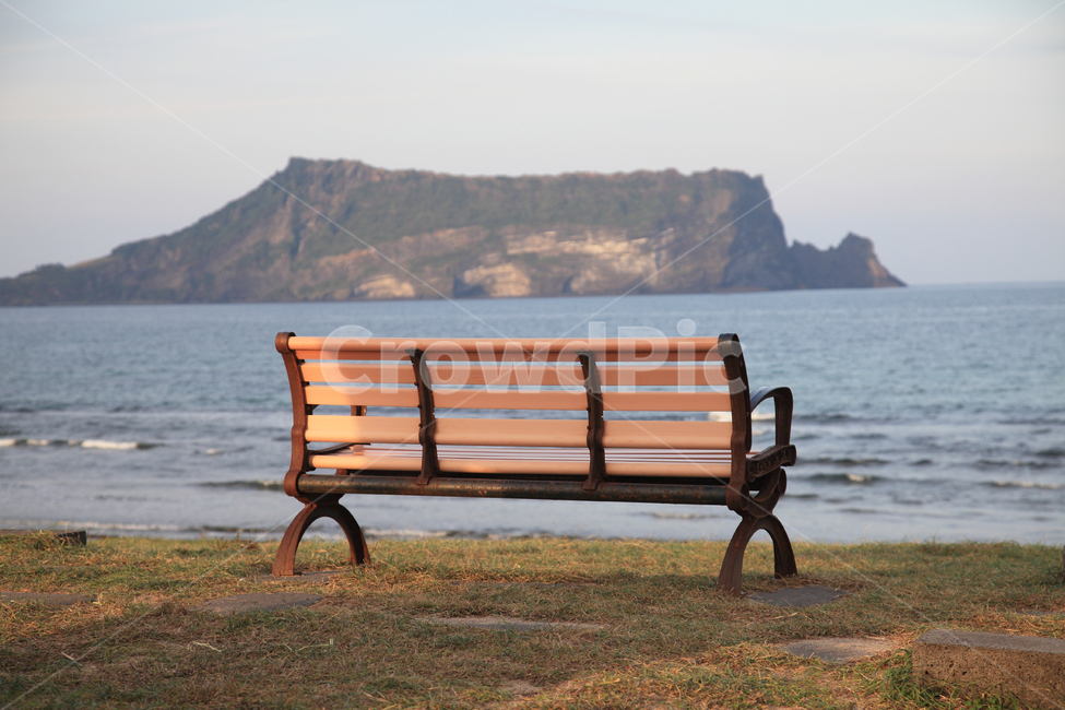 바다,풍경,자연,해변,벤치,의자,힐링,휴식,휴가,제주,제주도,성산일출봉,일출봉,성산,해수욕장,파도,공원,해안,배경,백그라운드,하늘,한국,자연,풍경,nature,landscape,한국자연풍경,한국자연경관,korea nature landscape,제주도,jeju,jeju island,bench,furniture,가구,park bench,공원 벤치