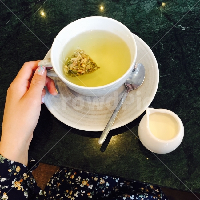 카페,티타임,홍자,데이트,레스토랑,캐모마일,꽃무늬,cafe,tea,teatime,사람,인물,인간,human,person,음료수,drink,beverage