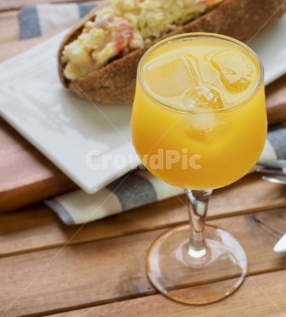 오렌지주스,주스,음료,드링크,여름음료,시원한음료,얼음,과일주스,노랑,액체,마실것,유리잔,orangejuice,juice,beverage,drink,summerdrink,colddrink,ice,fruitjuice,yellow,liquid,photography,음료수,drink,beverage