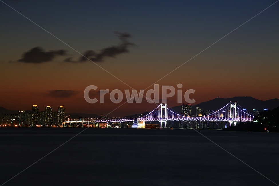 bridge,water,물,town,도시,city,시티,building,건물,metropolis,중심지,officebuilding,사무실건물,redsky,붉은하늘,nature,자연,dusk,황혼,sky,하늘,sunset,일몰,outdoors,옥외,부산,달맞이공원,광안대교,다리,마천루,마린시티,야경,광안대교야경