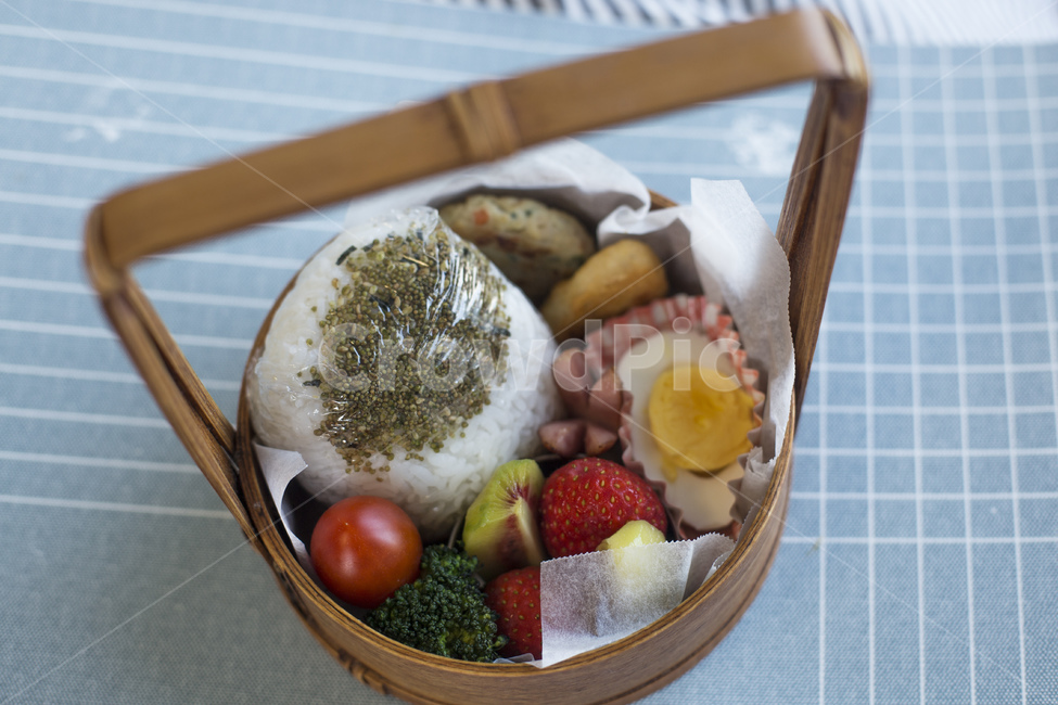 주먹밥,오니기리,도시락,벤또,대나무,도시락통,달걀,소세지,과일,음식,식재료,요리,food,cook,meal,dishes,food reserves