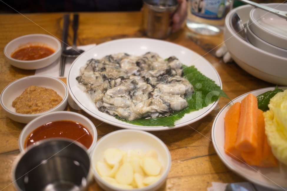 생굴,술안주,삼합,굴보쌈,보쌈,음식,식재료,요리,food,cook,meal,dishes,food reserves,수산물,해산물,fishery products,seafood,한식,한국음식,한국요리,korean food,korean dishes,korean meal,korean cook